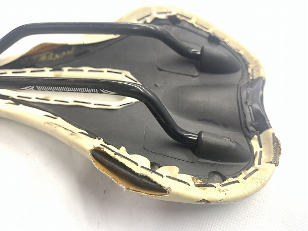 サドル スチールレール 使用感、日焼けあり