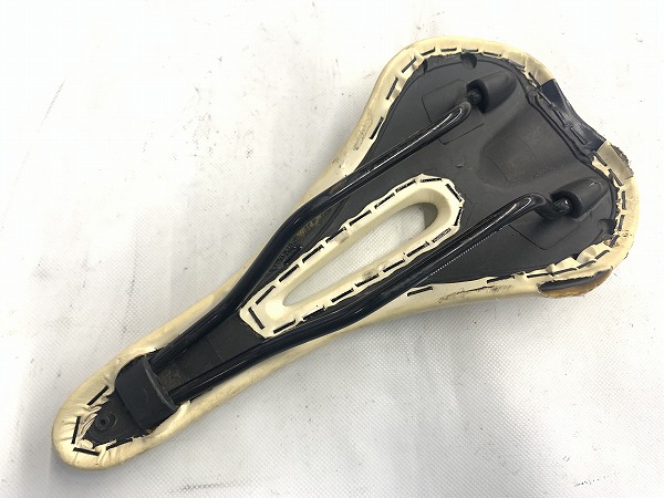 サドル スチールレール 使用感、日焼けあり