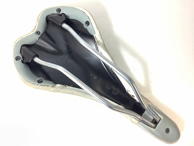 サドル ホワイト スチールレール