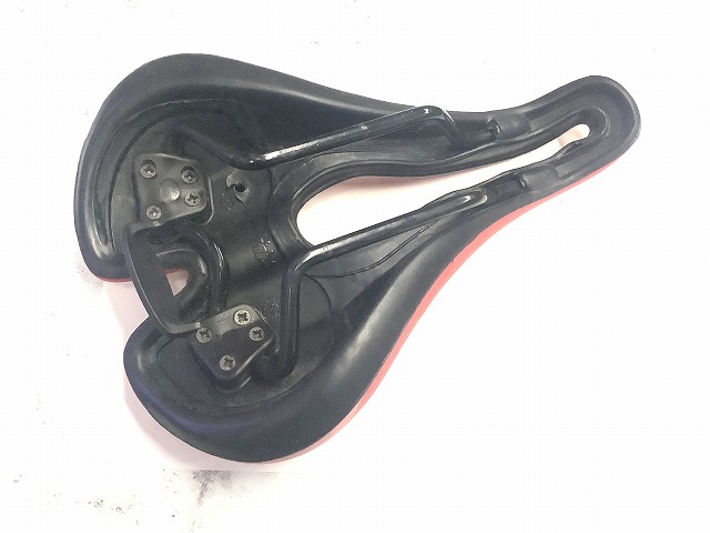 サドル TRK スチールレール レッド 破れあり