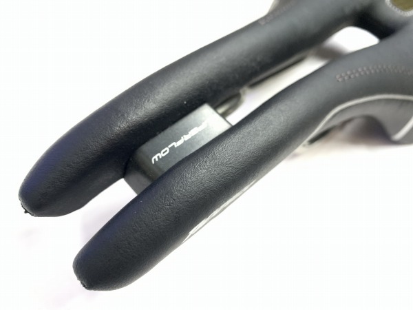 サドル NOVUS ENDURANCE SMALL TI316レール ブラック