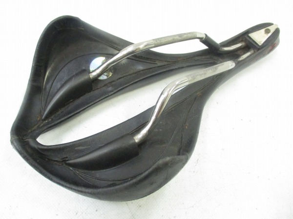 サドル MANTRA XSLITEレール ブラック