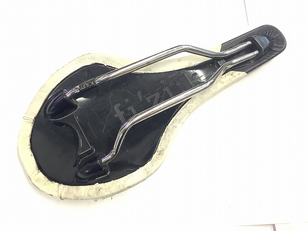 サドル k:iumレール ブラック/ホワイト ICSキャップ欠品