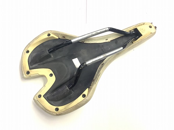 サドル ブラック/ホワイト 使用感、破れあり