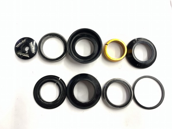 ヘッドパーツ SPECIALITES 25.4mm 上下30mm(実測)　※ペアリング欠けあり