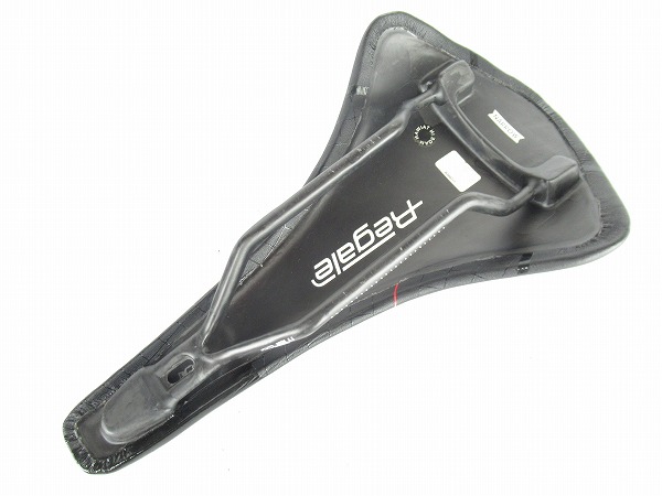 サドル　REGAL E　TESTロゴ　カーボンレール