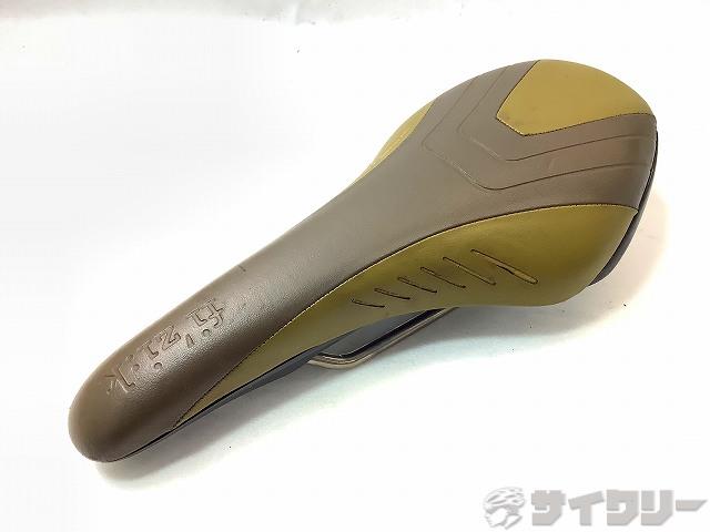 サドル NISENE HP TITANIOレール※ICSキャップ欠品