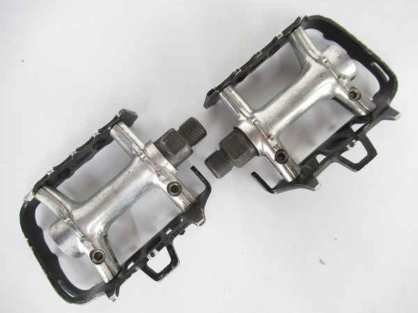 フラットペダル　ブラック/シルバー