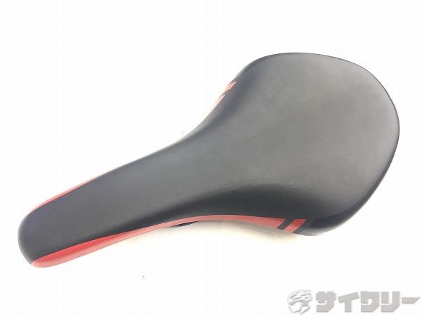 サドル スチールレール ブラック/レッド