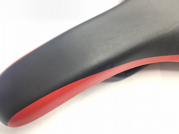 サドル スチールレール ブラック/レッド