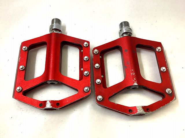 フラットペダル　RED