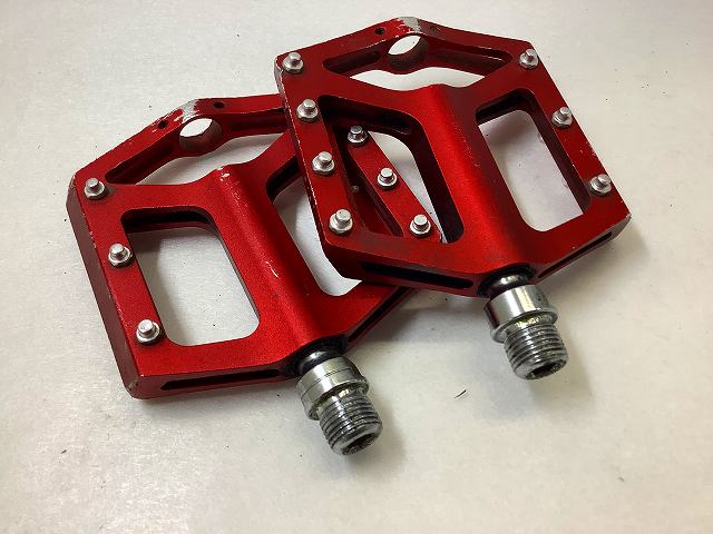 フラットペダル　RED