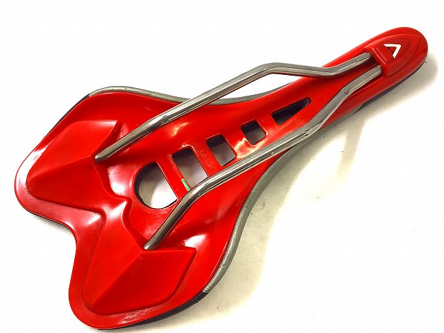 サドル SKYLINE VT TITAN 