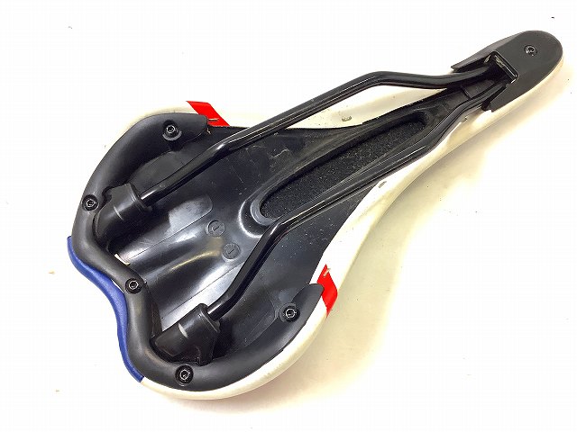 サドル　破れあり