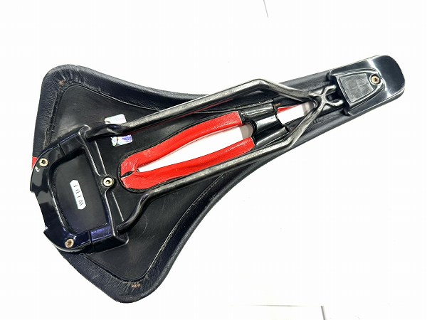 サドル MANTRA TEAM CARBONFX WIDE カーボン