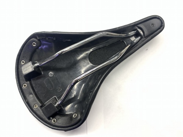 サドル ブラック スチールレール