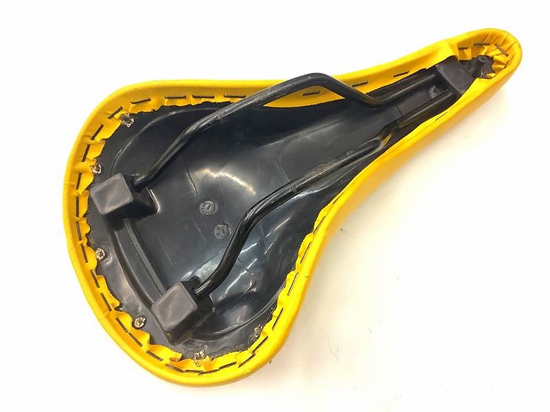 サドル　YELLOW リーガルタイプ