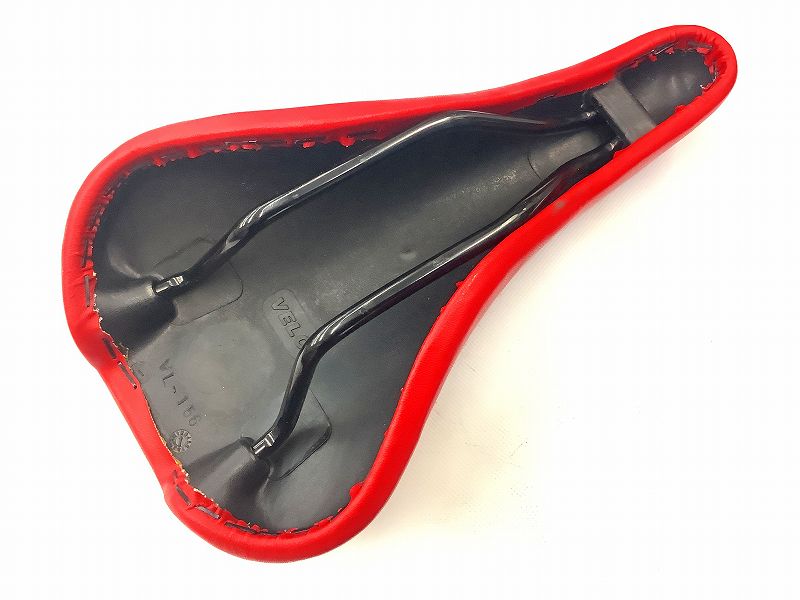サドル　RED　