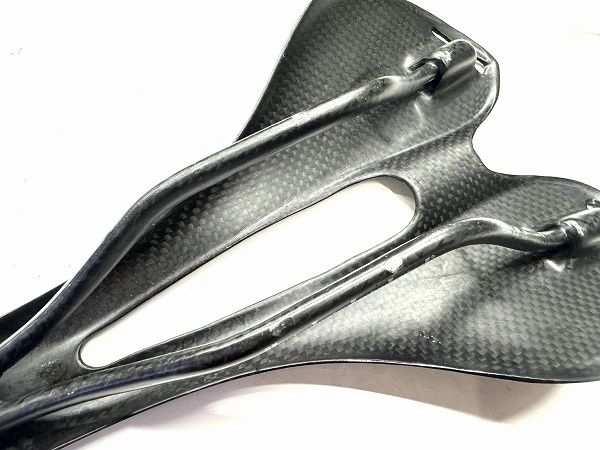 フルカーボンサドル