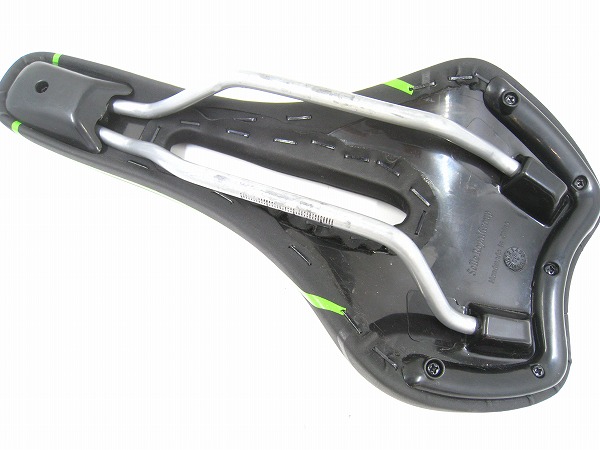 サドル R.e.med ブラック/グリーン