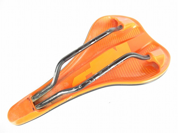 サドル　ブラック/オンレジ　CrN/Ti ALLOYレール