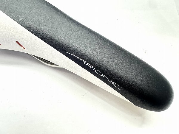 サドル ARIONE R3 kiumレール ブラック/ホワイト