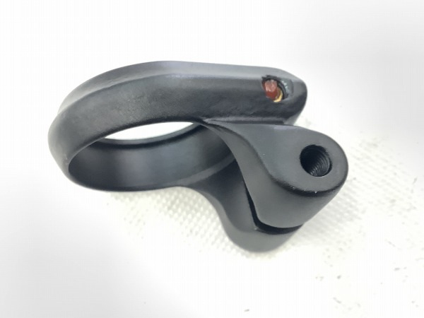 ダボ穴付きシートクランプ ブラック/31.8㎜