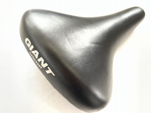 サドル ブラック GIANTロゴ スチールレール
