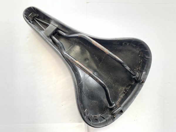 サドル ブラック GIANTロゴ スチールレール