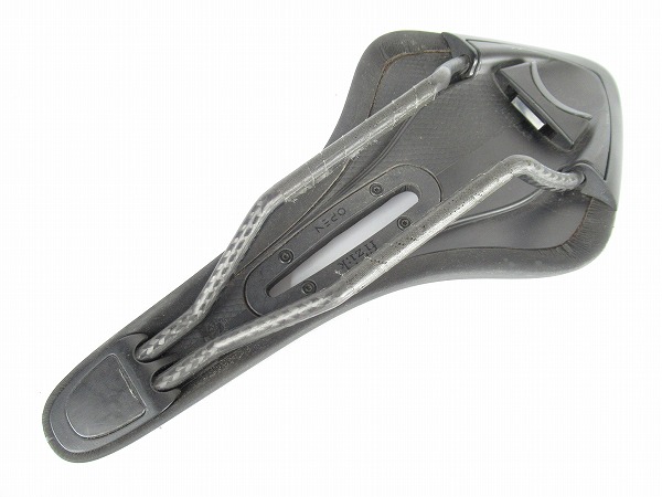 サドル ARIONE R1 OPEN　ブラック　カーボンレール