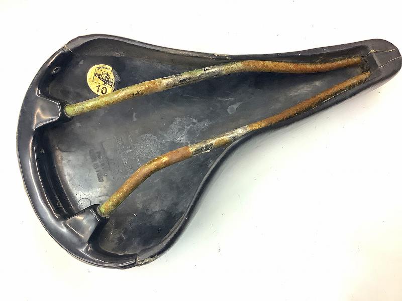 サドル ERGO 破れ