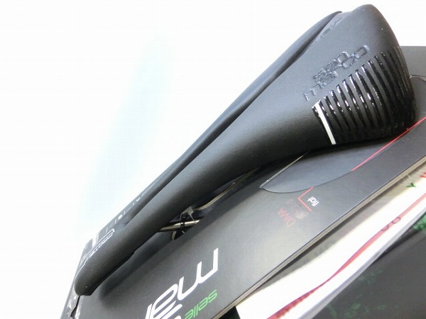 サドル MANTRA RACING PROTEK XSILITE ブラック 146mm