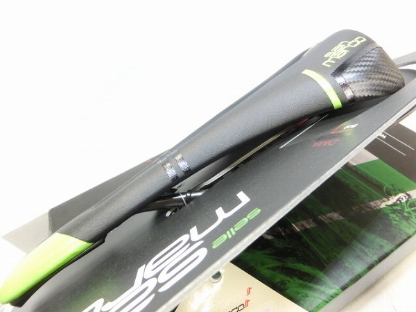 サドル MANTRA CARBONFX ブラック/グリーン 136mm