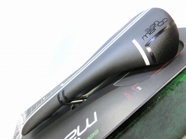 サドル REGALE RACING XSILITE ホワイト/ブラック 138mm