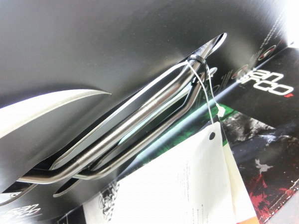 サドル REGALE RACING TEAM XSILITE レッド 148mm