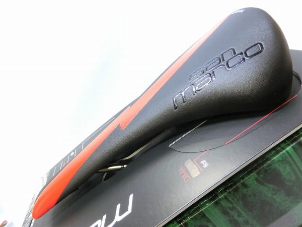 サドル REGALE RACING TEAM XSILITE レッド 148mm