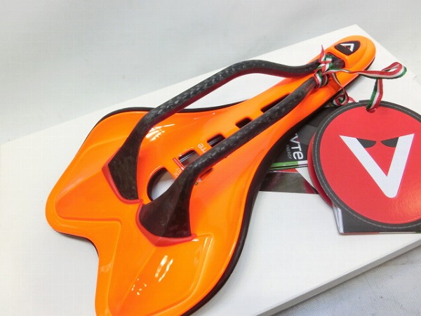 サドル SKYLITE VT 3.0 カーボンレール ブラック/オレンジ