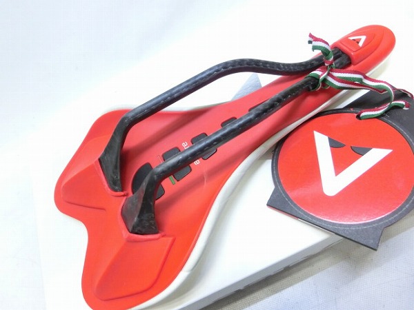 サドル SKYLITE SR カーボンレール ホワイト/レッド ※べたつき