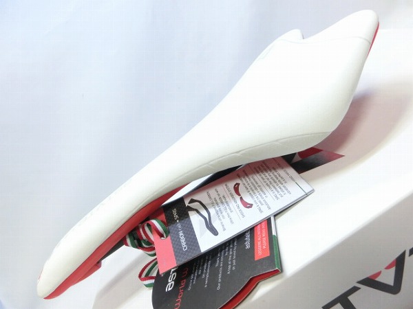 サドル SKYLITE SR カーボンレール ホワイト/レッド ※べたつき