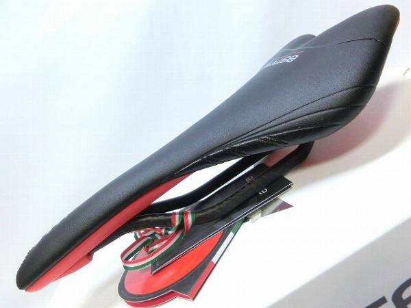 サドル SKYLITE SR カーボンレール ブラック/レッド ※べたつき