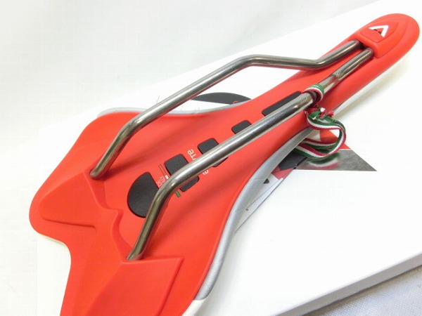 サドル SKYLINE SR チタンバナジウムレール　ホワイト/レッド