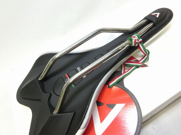 サドル SKYLINE SR チタンバナジウムレール　ホワイト/ブラック ※べたつき