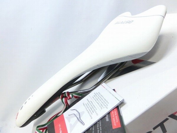 サドル SKYLINE SR チタンバナジウムレール　ホワイト/ブラック ※べたつき