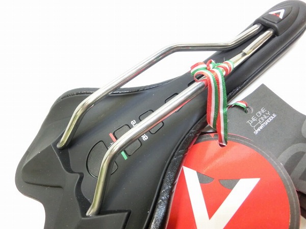 サドル SKYLINE SR チタンバナジウムレール　ブラック/ブラック　※べたつき