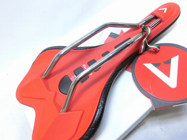 サドル SKYLINE SR チタンバナジウムレール　ブラック/レッド