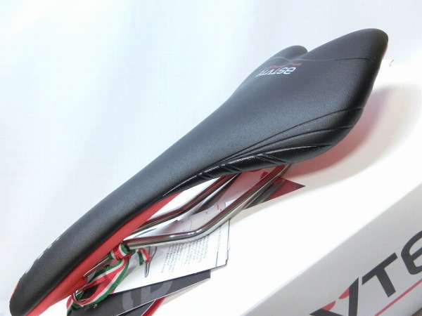 サドル SKYLINE SR チタンバナジウムレール　ブラック/レッド