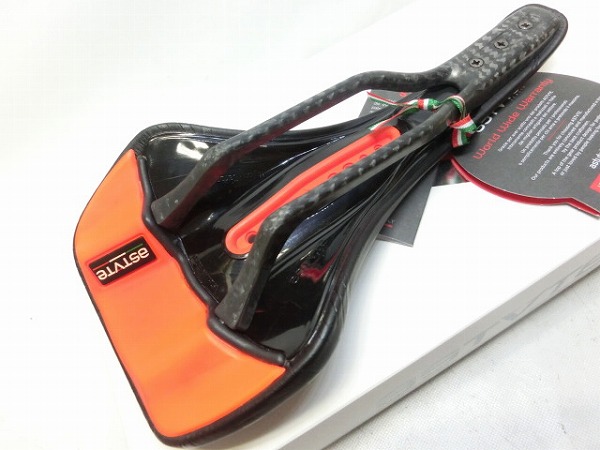 サドル STARLITE カーボンレール ブラック/レッド