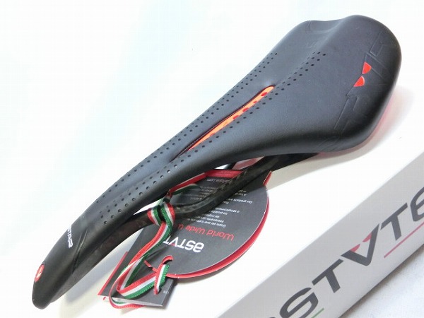 サドル STARLITE カーボンレール ブラック/レッド