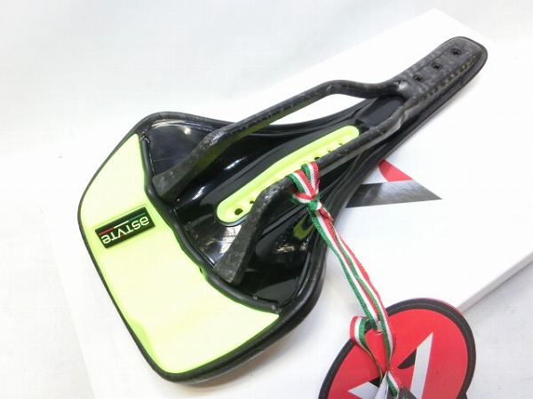 サドル STARLITE カーボンレール ブラック/イエロー