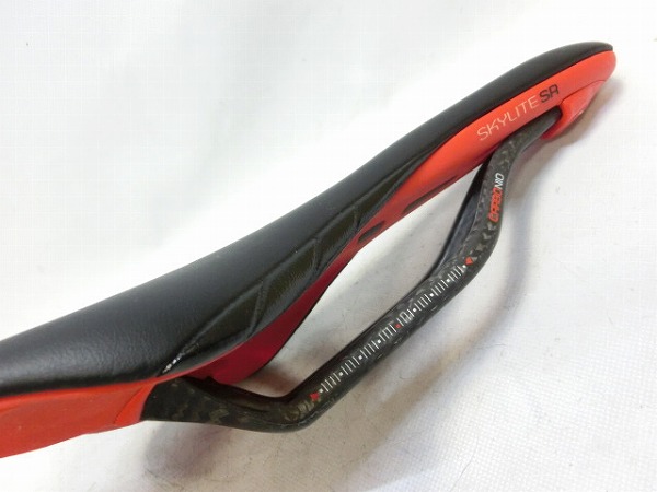 サドル SKYLITE SR カーボンレール ブラック/レッド ※べたつき